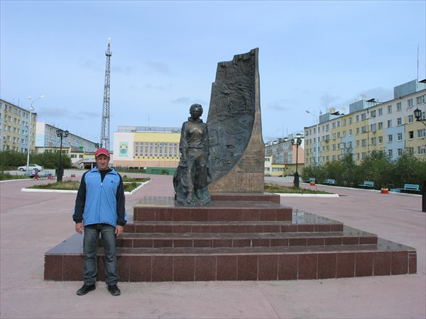97 памятник геологу Л. Попугаевой, открывшей кимберлитовую трубк